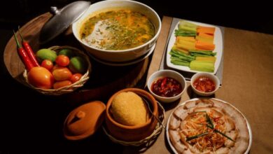 Mâm cơm nhà hàng Vua Cơm Niêu