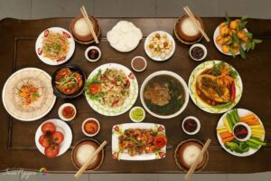 Mâm cơm nhà hàng Vua Cơm Niêu