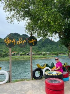 Phong Nha Vegan nằm cạnh dòng sông Son