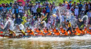 Đua thuyền truyền thống Lệ Thủy